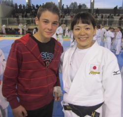 Léo en compagnie de la championne Japonaise