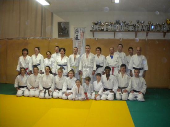 Les judokas (à genoux) ont partagé une séance d'entraînement  avec les débutants (debout autour de Jérôme)